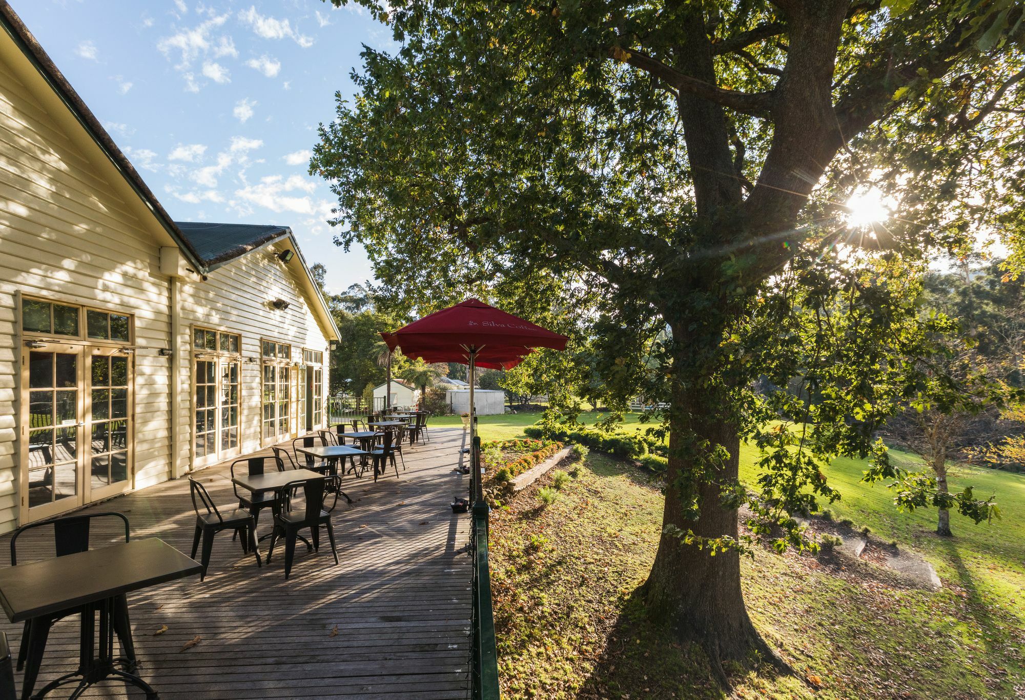 Oscar'S On The Yarra Hotel Уорбъртън Екстериор снимка